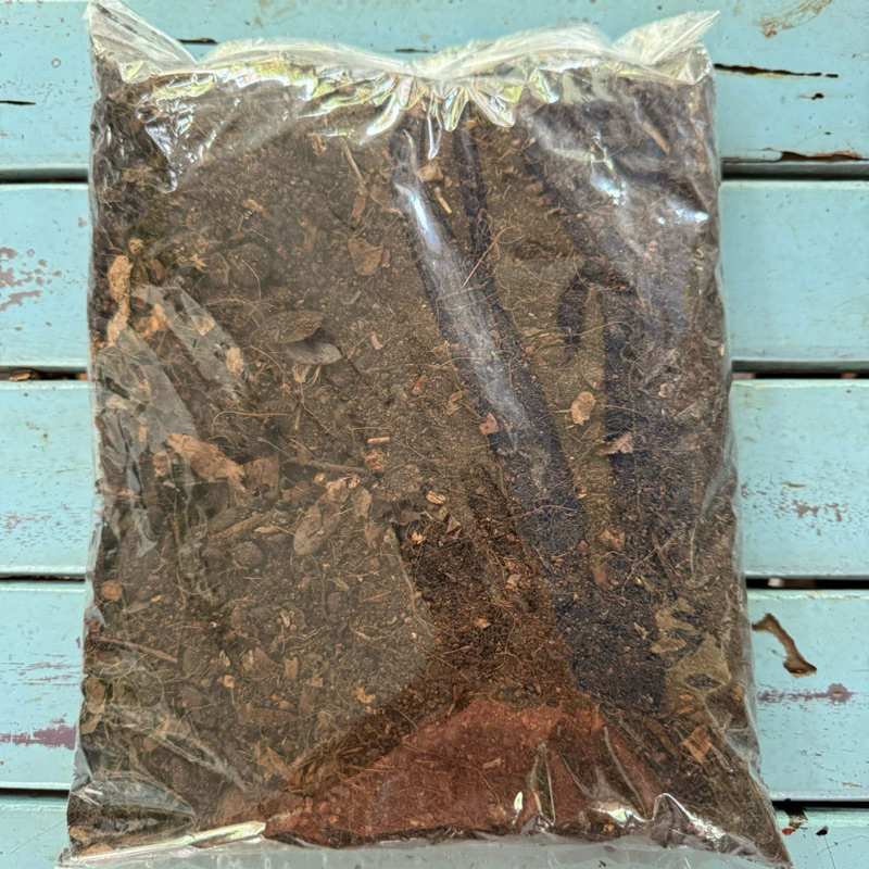 ดินปลูกต้นไม้ สูตรธรรมชาติอินทรีย์วัตถุ แบ่งขายเป็นถุง