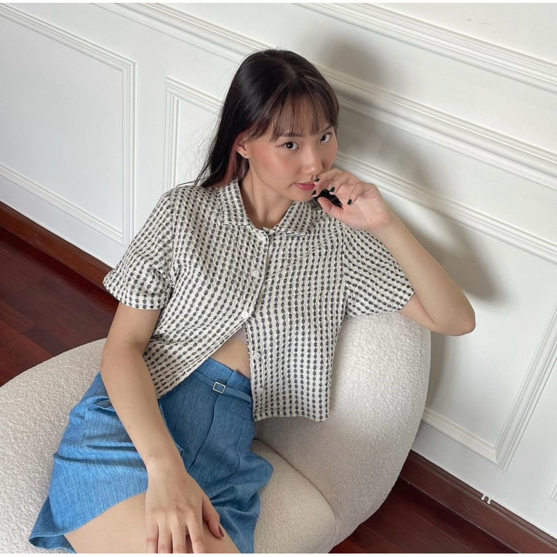 เสื้อเชิ้ต Yumi top สี Oreo จากร้าน The Pocketwood (เคยใส่ 1 ครั้ง)