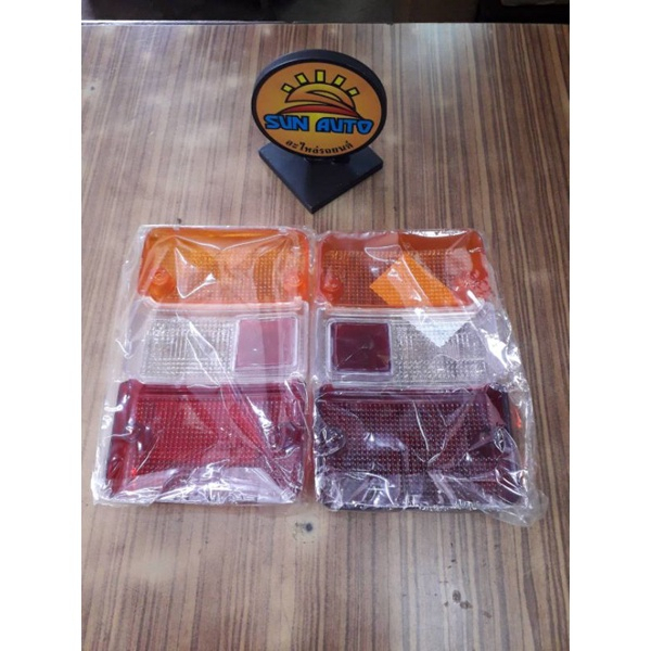 ฝาไฟท้าย  นิสสัน ตู้  URVAN  E 23  ราคาคู่ละ  450  บาท