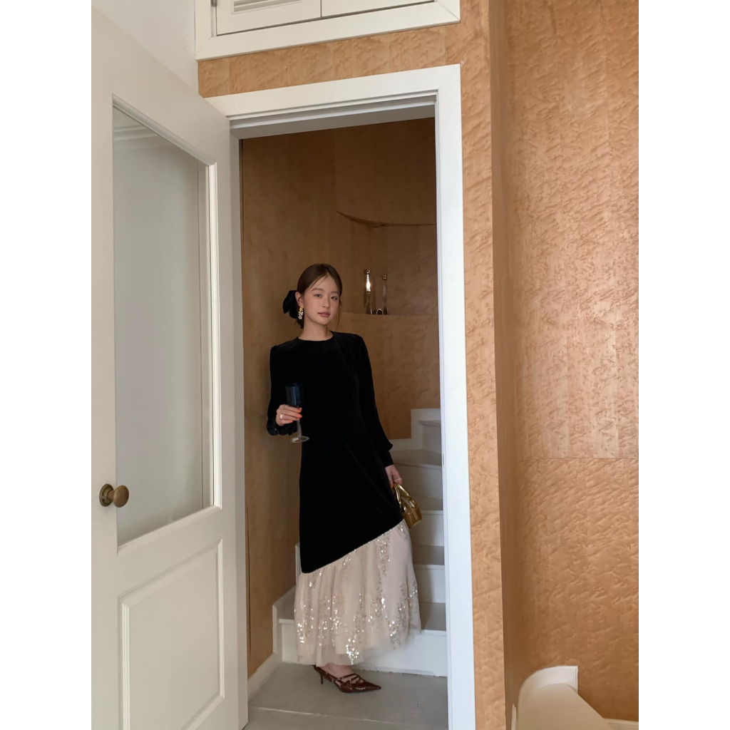 Mogwany พร้อมส่ง M / Tyla Glam Dress เดรสยาวดำแขนยาว แต่งชายระบายครีม ตกแต่งกลิตเตอร์ เก็บโค้ดหน้ากิจกรรม