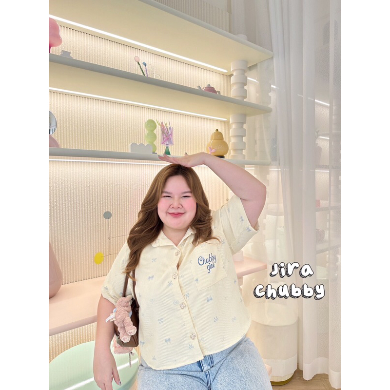 (ส่วนลดvideo/มีส่งด่วน!🔥) Chubby Top💝✨(JR) เสื้อครอปเชิ้ตลูกฟูกน้องโบว์จิ๋วปักกระเป๋าchubby girl สาวอวบไซส์ใหญ่ (อก-52) - รูปที่ 5