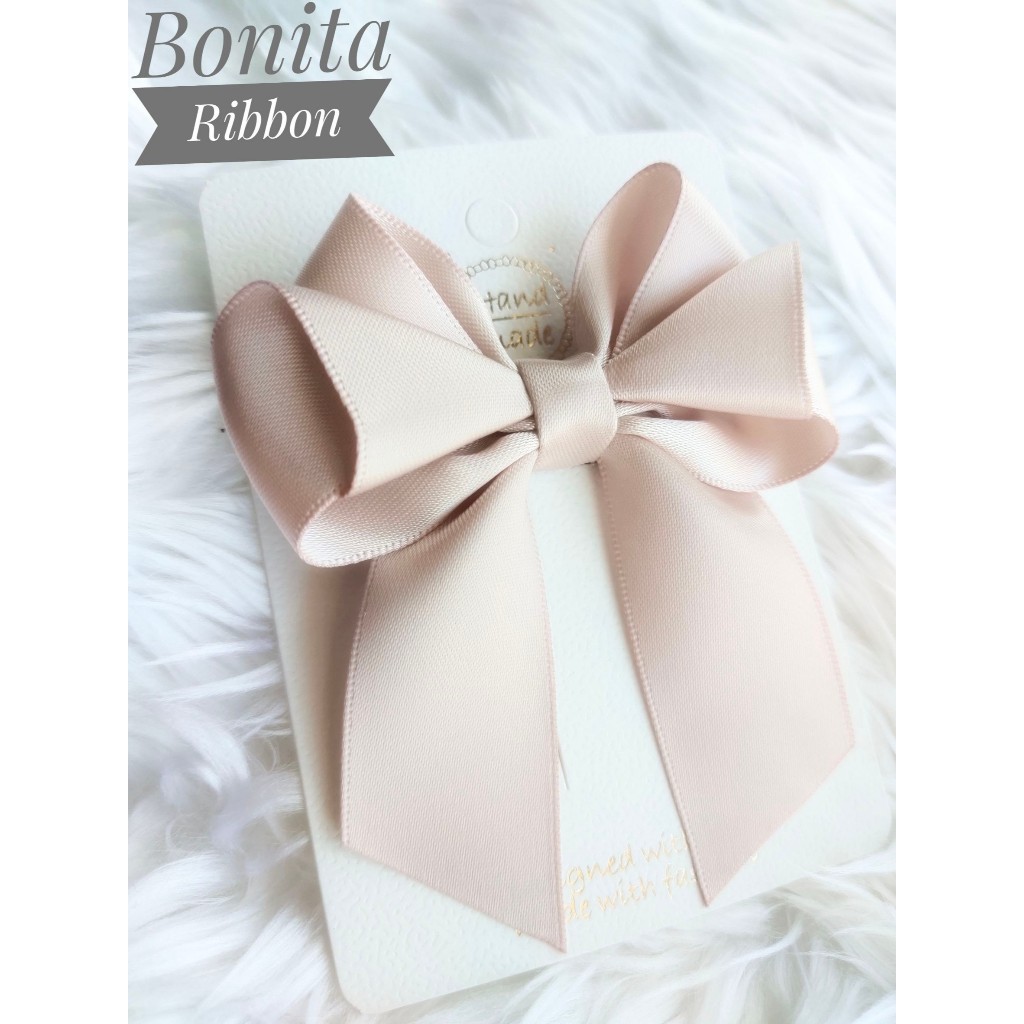 [ พร้อมส่ง ] ใหม่ เฉดสีพิเศษ โบว์ติดผมผ้าซาตินสีแชมเปญ สวย หรูหรามากๆ collection Bonita Signature