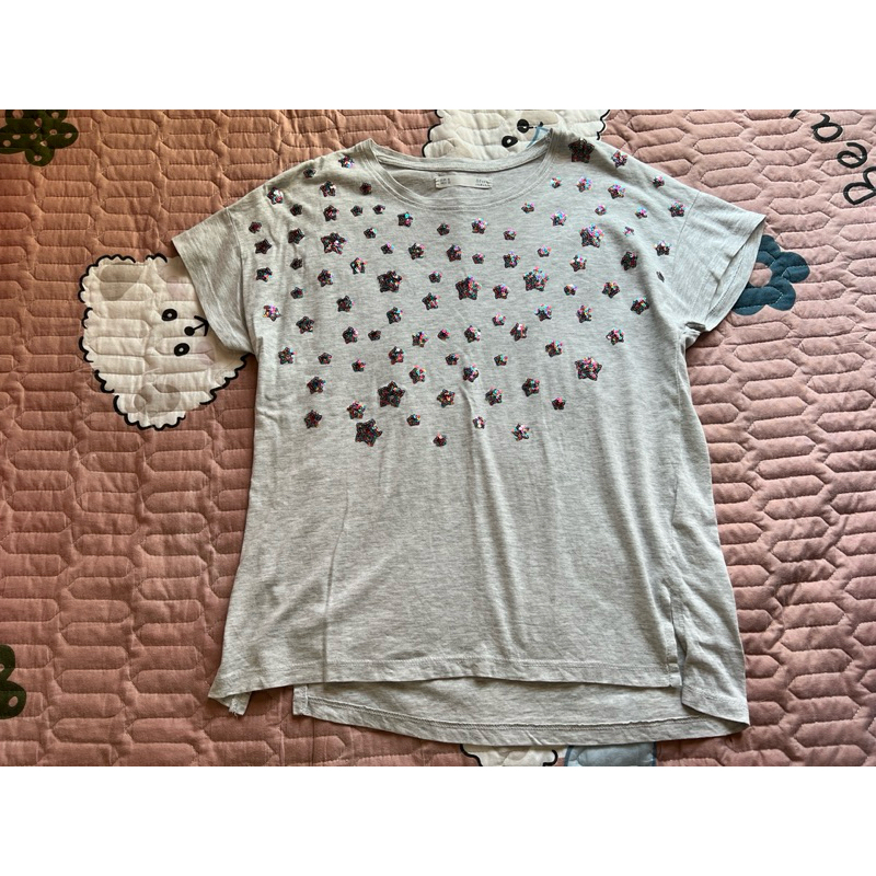เสื้อยืดสีเทาลายดาว แบรนด์ Sfera