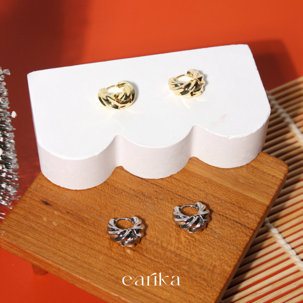 earika.earrings - pinched croissant hoop ต่างหูห่วงรูปเกลียวครัวซองค์เงินแท้ (มีให้เลือก 2 สี) เหมาะสำหรับคนแพ้ง่าย