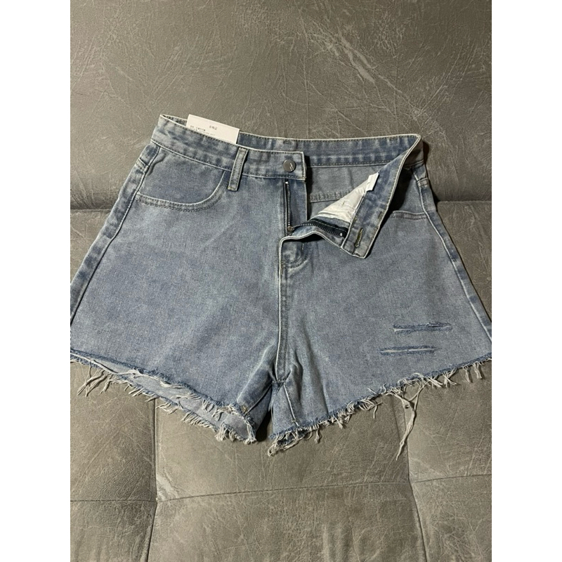 Swan shop กางเกงยีนส์ขาสั้นสกรีนหลังขวา มือ1