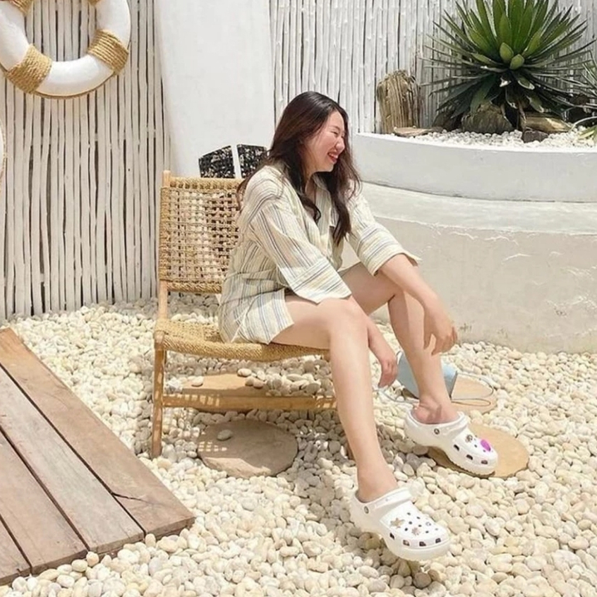 Crocs รองเท้าแตะ รองเท้าลำลอง Women Classic Platform Clog 206750-100 / 206750-2Y2 ราคา ถูกที่สุด ดีลบีเคเค แกลเลอรีภาพที่ 3