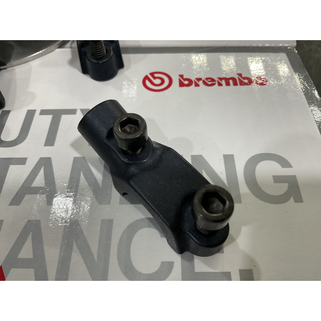 ประกับหลังฐานดำ......แบบใส่กระจก...... Brembo(แท้) พร้อมน็อตใส่ได้ทั้งซ้ายและขวา(ราคาต่อ 1 ชิ้น).