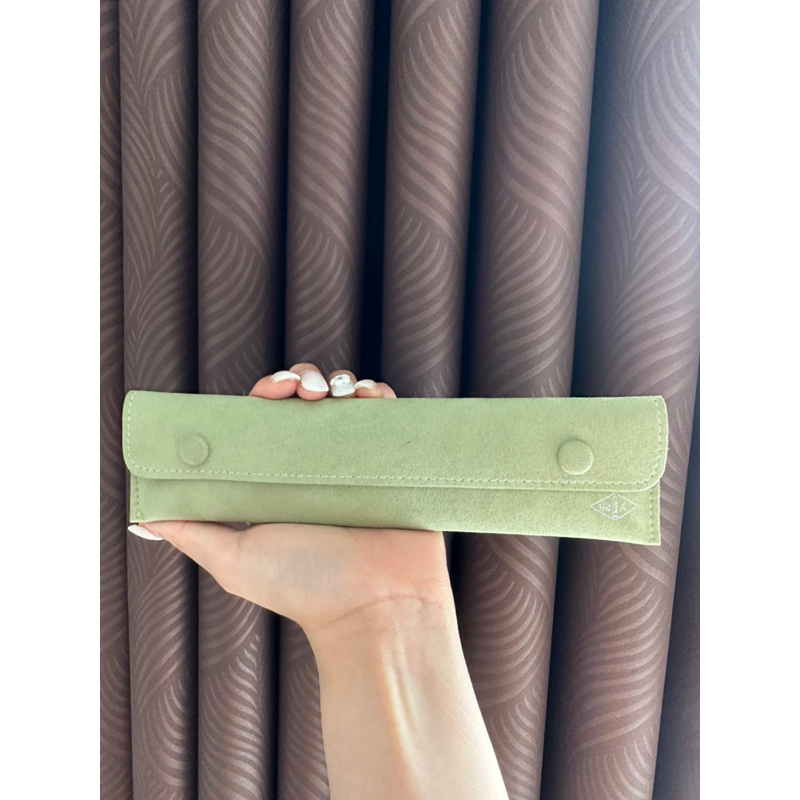 Van Cleef Bracelet Travel Pouch แท้ จากshop ไม่เคยใช้งาน แต่ตีเป็นUsedไปละกันค่ะ