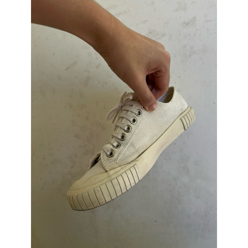 Mustard Sneakers White รองเท้าผ้าใบมือสอง