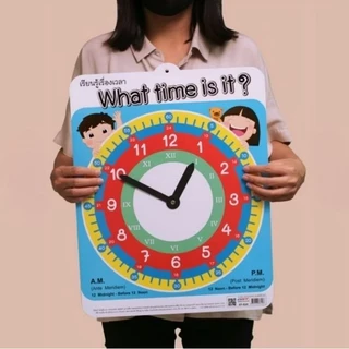 นาฬิกาสอนเวลา What time is it? #ET-610 ขนาดใหญ่ (35×45.4 ซม.) แผ่นพลาสติกพีพี หนา 500 ไมครอน ราคาต่อ 1 แผ่น (คละสี)