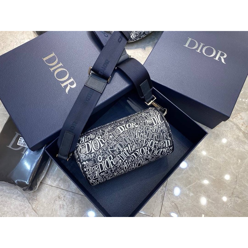 NEW CHRISTIAN DIOR AND SHAWN MOTIF ROLLER MESSENGER BAG IN NAVY BLUE GRAINED CALFSKIN งาน : ออริ  ไซ