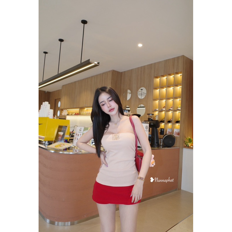 เสื้อเกาะอก ดีเทลย่นข้าง แถมเข็มกลัด มาพร้อมกระโปรงสีแดง ลงตัวสุดๆ