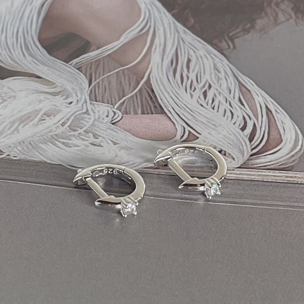 SissyJewelry // ต่างหูเงินแท้ รุ่น mini D flat huggie