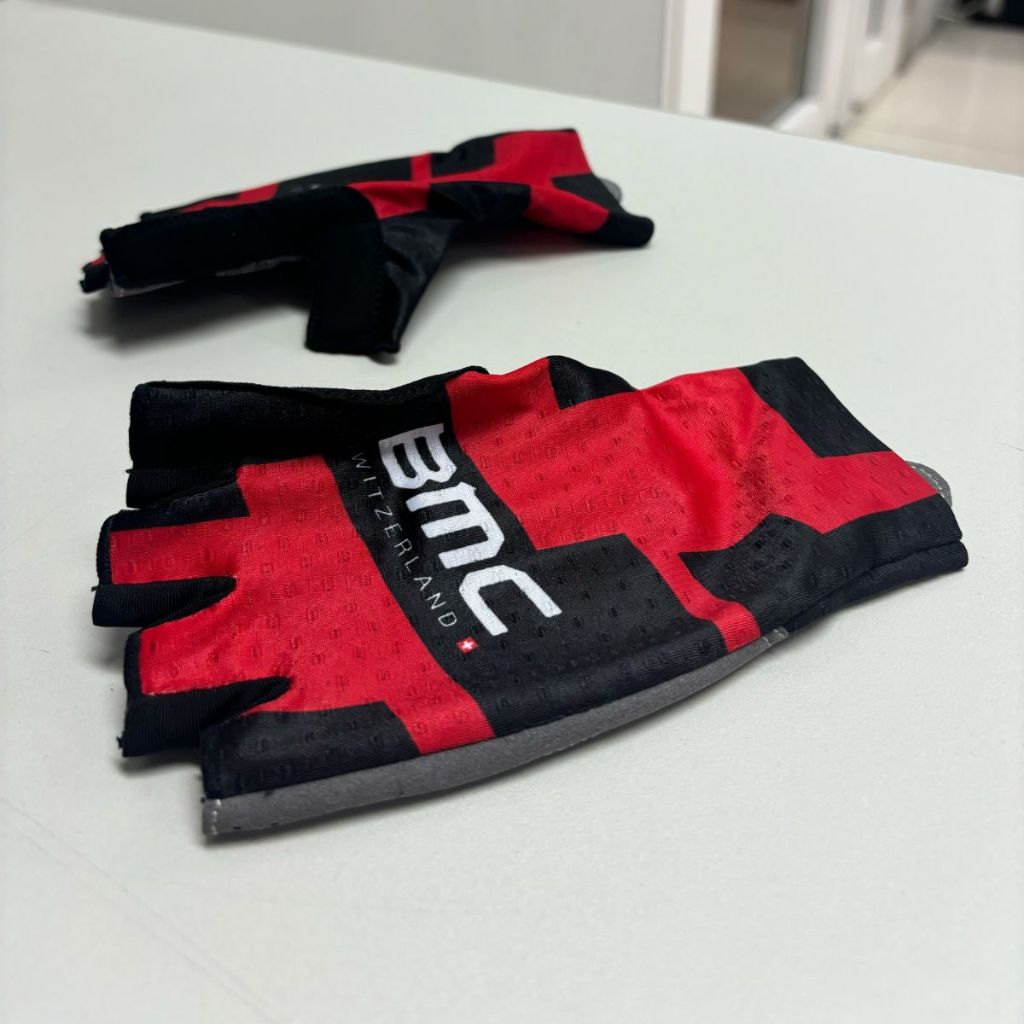 BMC ถุงมือจักรยาน แบบครึ่งนิ้ว ผ้าสแปนเด็กซ์ (SPANDEX)
