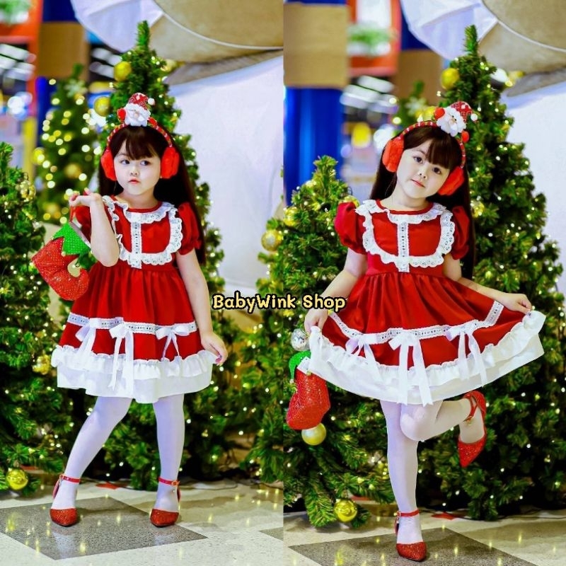 AA // ชุดเดรสเด็กแซนตี้ แขนตุ๊กตาแต่งลูกไม้ช่วงคอและชายกระโปรงติดโบว์ ด้านหลังผูกโบว์ ใส่เที่ยวช่วงคริสต์มาสน่ารักๆ
