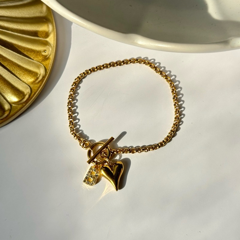 Alphabet heart bracelet กำไลตัวอักษรจี้หัวใจ | @trophies.co