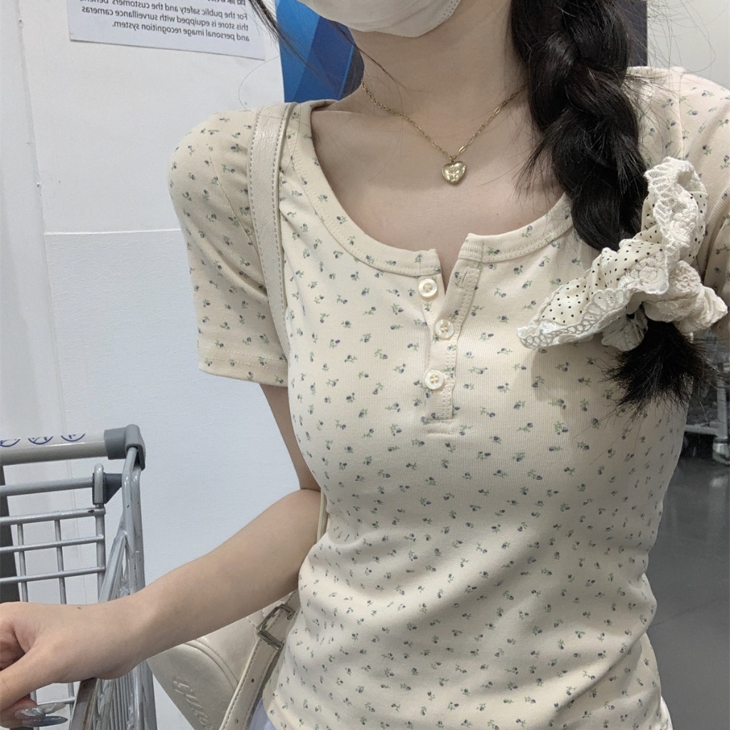 QY.Shop⭐️พร้อมส่ง เสื้อครอปเเขนสั้นสีนวลลายดอกไม้ สไตล์เกาหลี สินค้าราคาพิเศษ⭐️”232-T” ราคา ถูกที่สุด ดีลบีเคเค แกลเลอรีภาพที่ 2