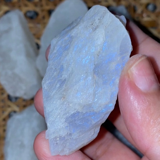 **เปิดไฟส่องหินจะเห็นเหลือบเเสงค่ะ** Moonstone มูนสโตนดิบ เหลือบเเสงสีฟ้าสวย น่ารักมาก ช่วยเสริมเสน่ห์ ความรักความเมตตา