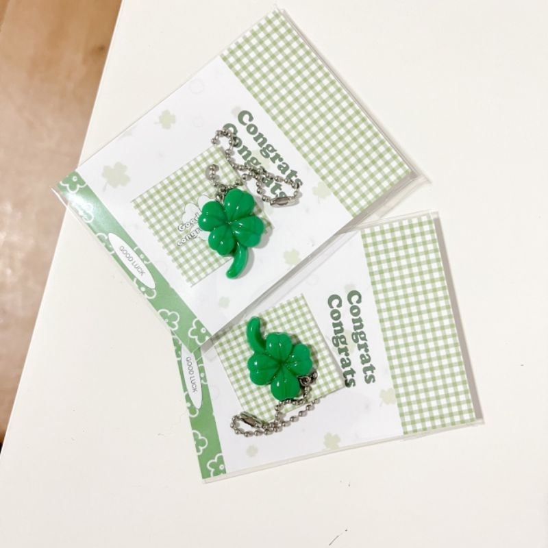 ของขวัญปัจฉิมรับปริญญาพวงกุญแจใบโคลเวอร์ นำโชค