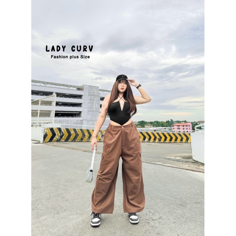 (LC) กางเกงขายาวคาโก้รุ่นใหม่ กระเป๋าข้างแต่งกระดุม เอวสูง เนื้อผ้าคัลตอนกึ่งยีนส์ ทรงสวยมากขอบอก ไซส์ใหญ่ ราคา ถูกที่สุด ดีลบีเคเค แกลเลอรีภาพที่ 4