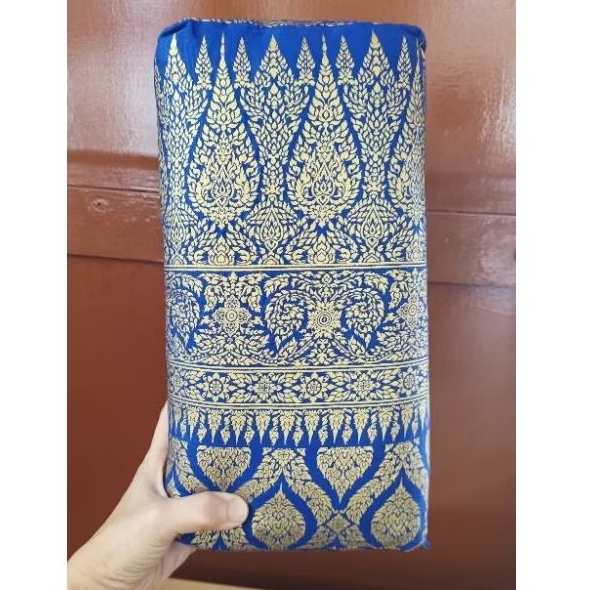 หมอนขิดพร้อมปลอกหมอนลายไทย หมอนเป็นนุ่นข้างใน ใช้รองศีรษะเวลานอน และรองขาเวลานวด
