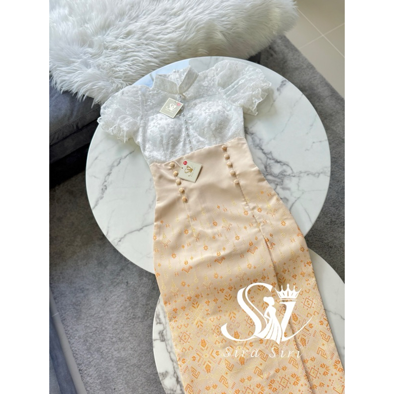 New Collection SIRA SIRI ลูกไม้แขนตุ๊กตา ปักดอกลอย ยกนูนผ้าถุงสำเร็จรูปซิปหลัง ทอลายแพรวา เอวสูง ชุดไทยทำบุญ - รูปที่ 3