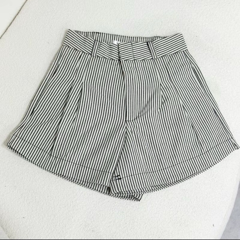 used 🧁 กางเกงขาสั้น ริ้วครีม ป้าย anona story ไซส์ M