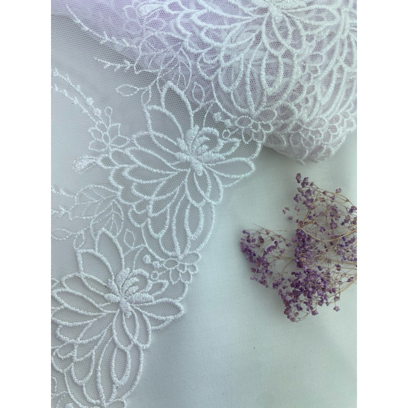 ลูกไม้สีม่วง ลายดอกไม้ กว้าง 7 นิ้วเมตรละ 50 บาท น่ารัก diy กระโปรง