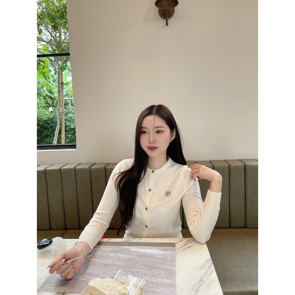 ครีม/แดง SLYQ KNIT CARDIGAN เสื้อคาร์ดิแกนแขนยาวปักโลโก้