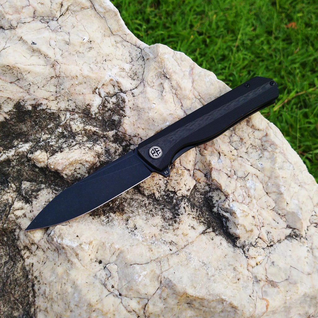Petrified Fish PF818 ใบสีดำ ด้าม G10+Carbonfiber เหล็ก D2 Liner Lock มีดแท้สวย เบาพกพาสะดวก