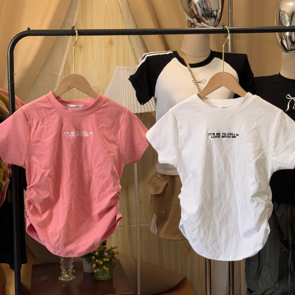 SpinnyHouse เสื้อยืดรัดรูป ปักโลโก้แน่นๆ ทรงสวย ผ้ายืดตามตัว สาวอวบใส่ได้จ้า ผ้านิ่มยืดใส่สบาย รุ่น จั๊ม its' ok