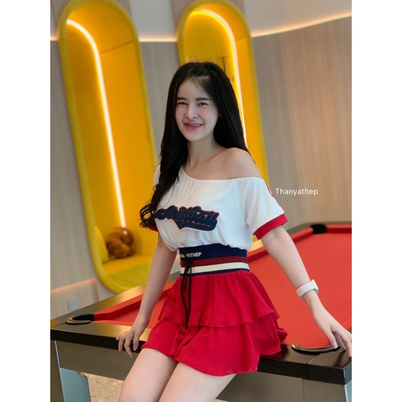 เป็นคอล ที่ต้องเก็บจ้าสาวๆ เซท2ชิ้นดีไซน์น่ารัก เสื้อเปิดไหล่แต่งอะไหล่มาพร้อมกระโปรงสั้นแต่งขอบยางธัญเทพ น่ารัก