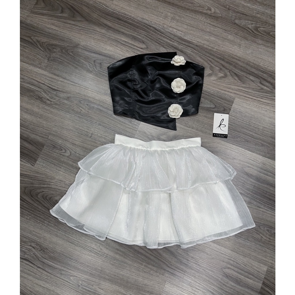 "เช็คสต็อคสินค้าก่อนสั่งซื้อค่ะ กดสั่งซื้อแล้วกรุณาอย่ายกเลิกน๊า" KATHALYN เสื้อครอปเกาะอกทรงพอดีตัวกับกระโปรงทรงพอง
