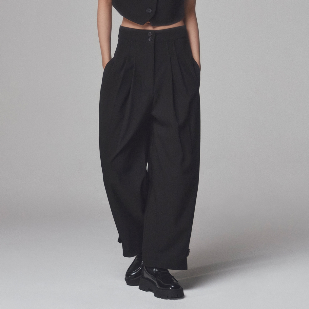 COWORKER - relaxed-fit trousers กางเกงขายาว มีจีบ ทรงสวย ดีเทลตัดต่อหน้าและมีดีเทลที่กระดุมปลายขา