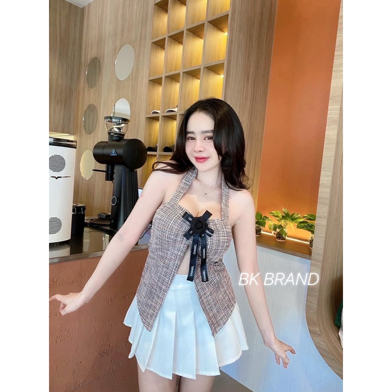 Phapassz - เซต2 ชิ้น เสื้อคล้องคอผ่าหน้า ผ้าทวิสติดดอก คามิ ลิปบิ้น สม็อคหลังซิปข้างกระโปรงจีบ Bk