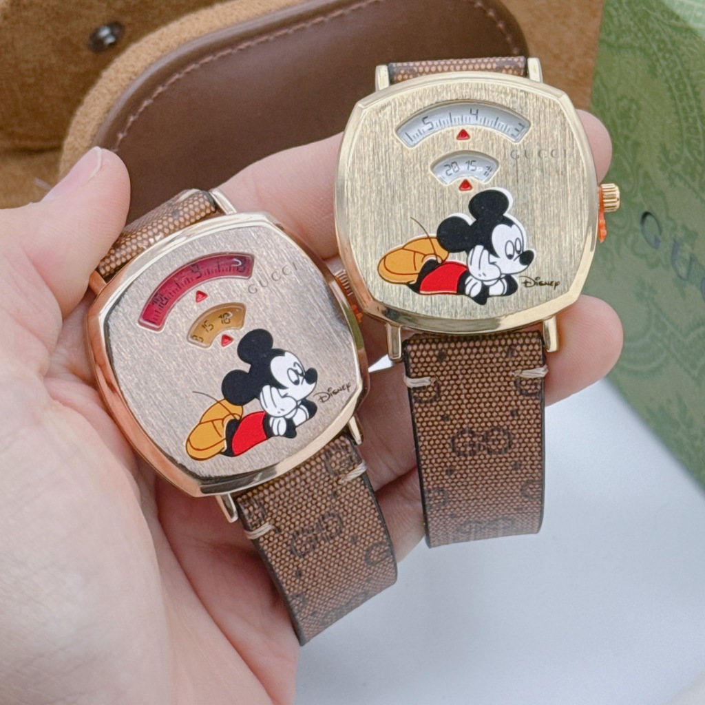 นาฬิกาข้อมือ Gucci ที่มีดีไซน์โดดเด่นด้วยตัวการ์ตูน Mickey Mouse หน้าปัดสี่เหลี่ยมที่ทำจากสแตนเลส กล่องเซ็ต กราด ถุง