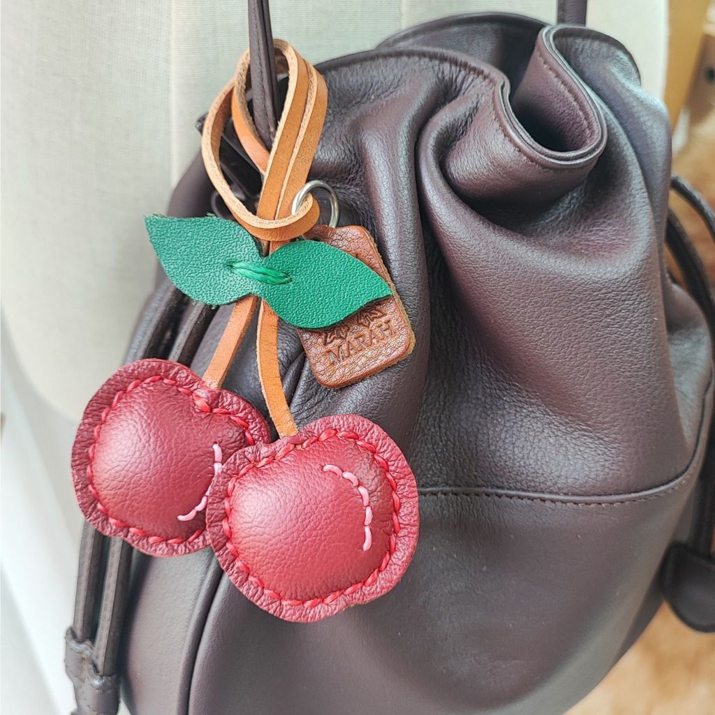 ที่ห้อยกระเป๋าหนังแท้ เชอร์รี่ สายหนัง ดีไซน์เรียบหรู งานเย็บมือ ทนทาน ใช้งานได้หลากหลาย