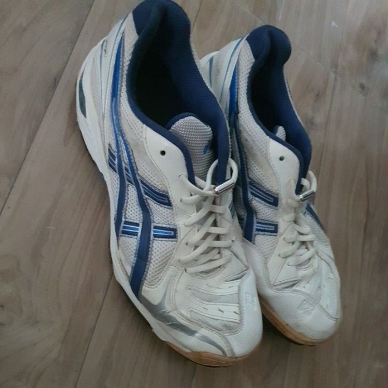 รองเท้า​มือสอง​Asics