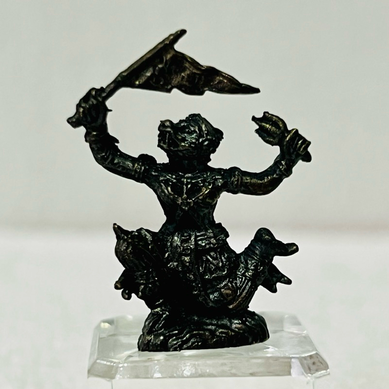 หนุมาน เชิญธง เสริมฮวงจุ้ย ทำจากทองเหลืองหรือโลหะ มีขนาด 1.3x3.5 cm. สีรมดำ องค์เล็ก