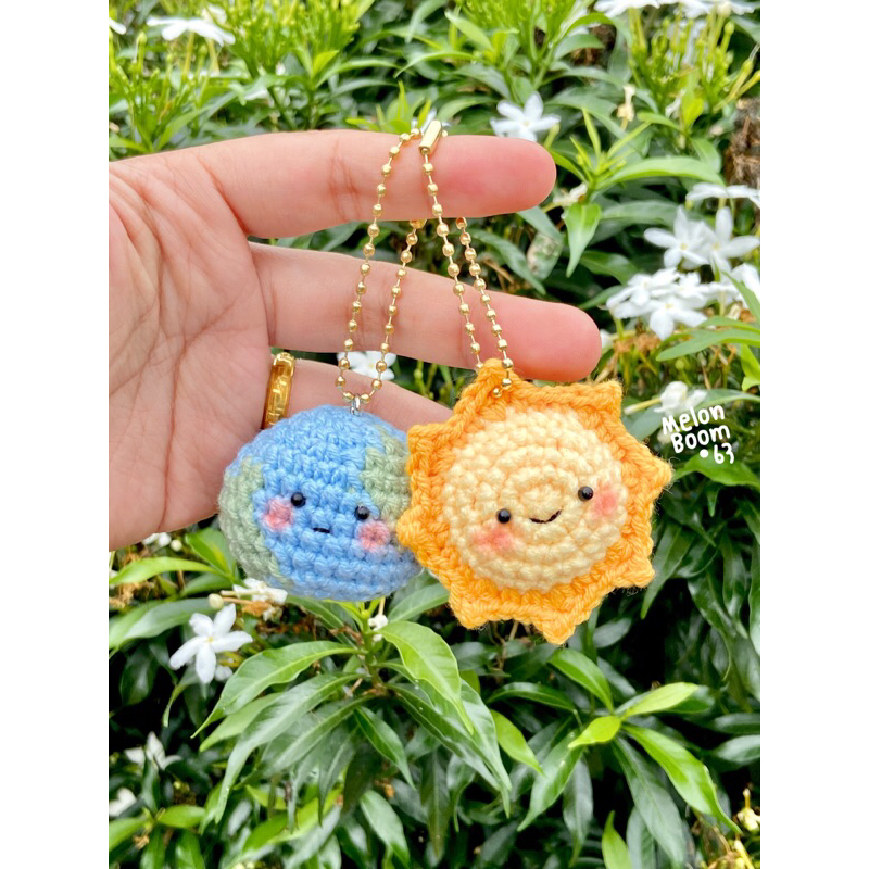 melonboom63🎀พร้อมส่ง”พวงกุญแจไหมพรม ลูกโลก-พระอาทิตย์