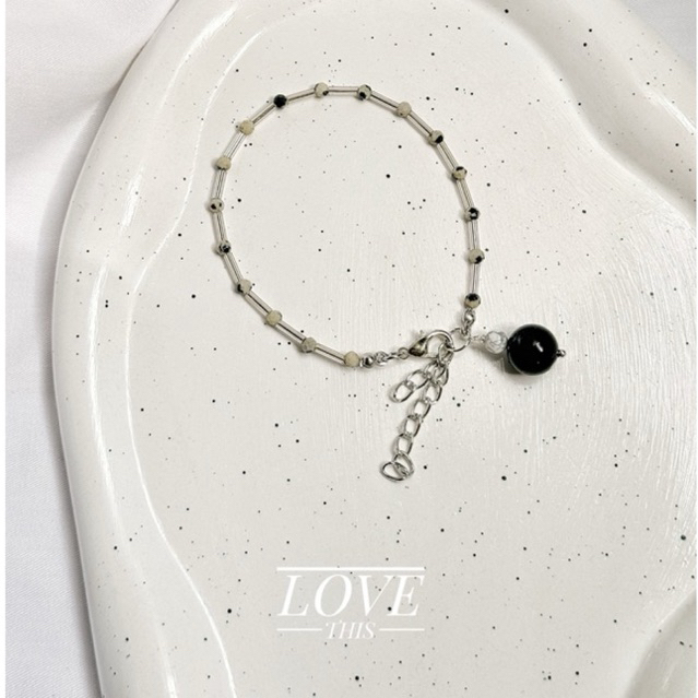 สร้อยข้อมือ handmade ลูกปัดหินDalmatian Jasper แต่งด้วยหินHowlite และหินSilver Sand เรียบๆแต่ดูดี