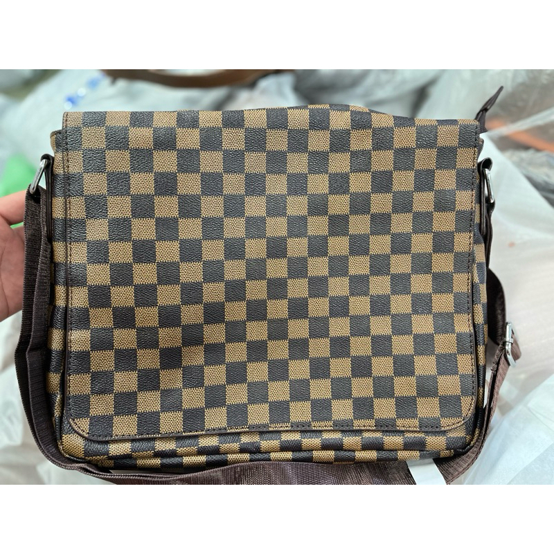 D009 พร้อมจัดส่ง กระเป๋าสะพายข้าง ผู้ชาย แบบกระดุม สายปรับระดับได้
