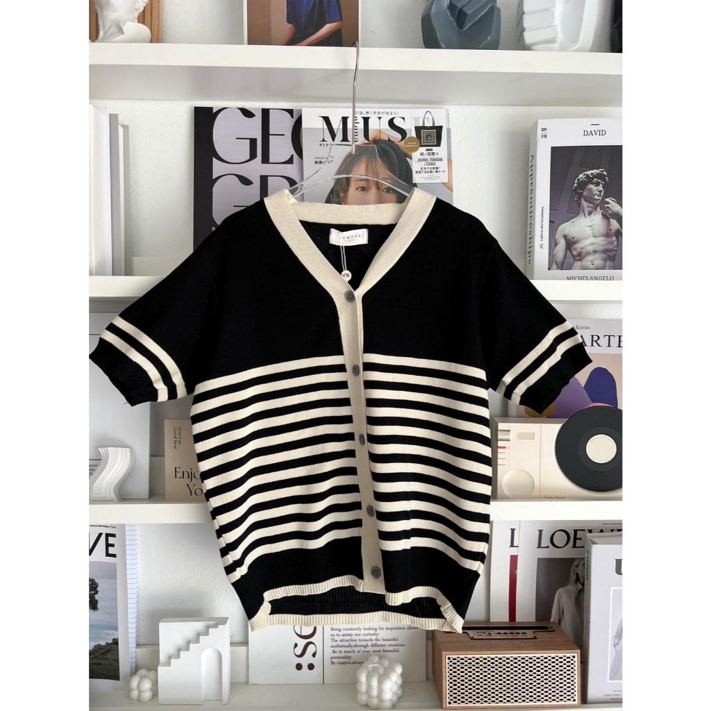 Lawyer Closet | [62543] เสื้อไหมพรมแขนสั้นคอวี กระดุมหน้าลายริ้ว ใส่สบาย เก๋สุดๆ ใส่ไปทำงาน ไปงานสำคัญ เหมาะสุดๆ