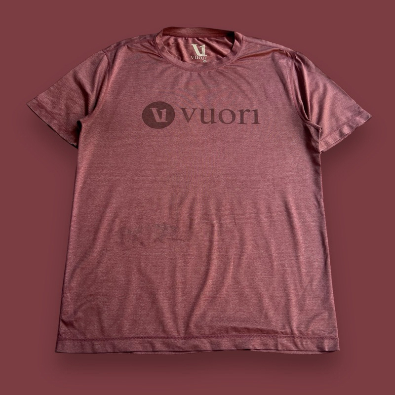เสื้อออกกำลังกาย VUORI มือสอง