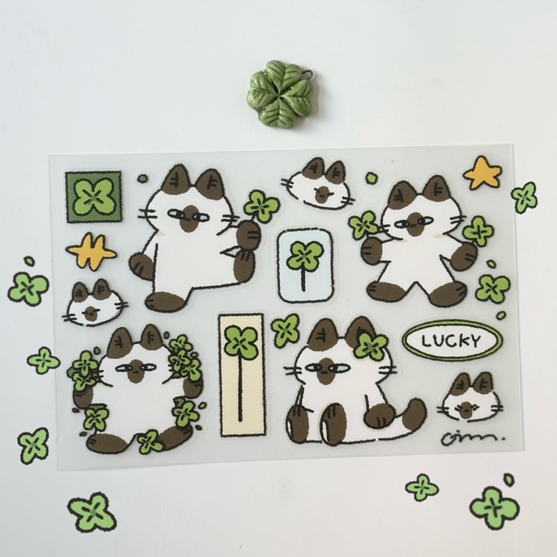 Vilan : Kathi Siamese lucky clover สติกเกอร์แมววิเชียรมาสใบโคลเวอร์ / ไซส์ A6 / สติกเกอร์กันน้ำ