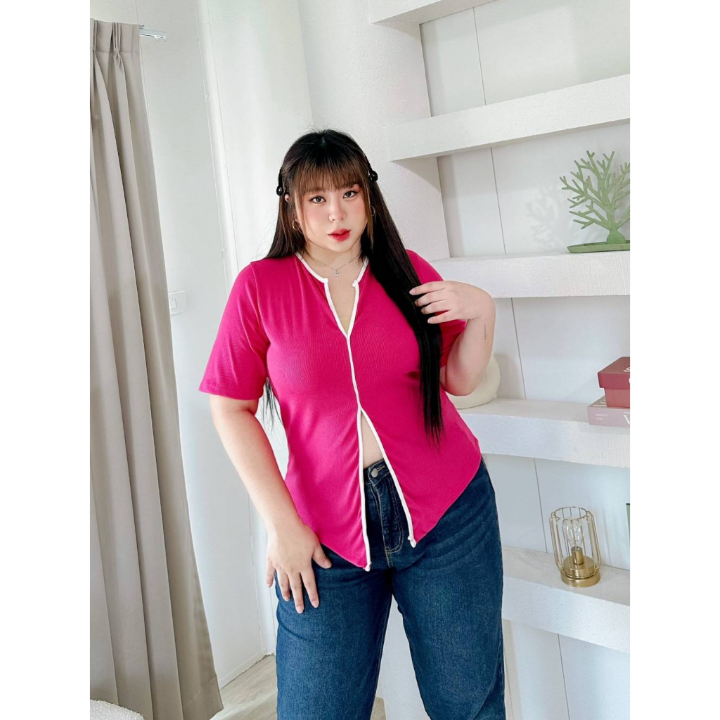 𝗞𝗘𝗡𝗗𝗔𝗟 𝗧𝗢𝗣 - เสื้อยืดแขนสั้นสาวอวบแต่งกุ้นขอบ ผ่าหน้า อก 40-50"