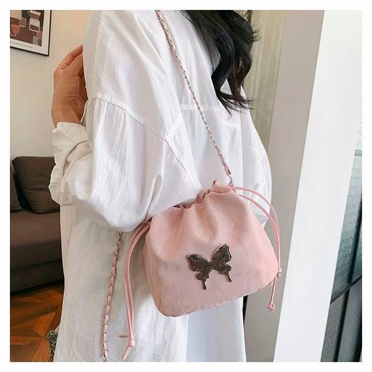 กระเป๋ามาใหม่พร้อมส่ง กระเป๋ษลายผีเสื้อน่ารักและกระเป๋ายังเป็นลายหินออนด้วย สีสวยมาก ส่งที่ไทย