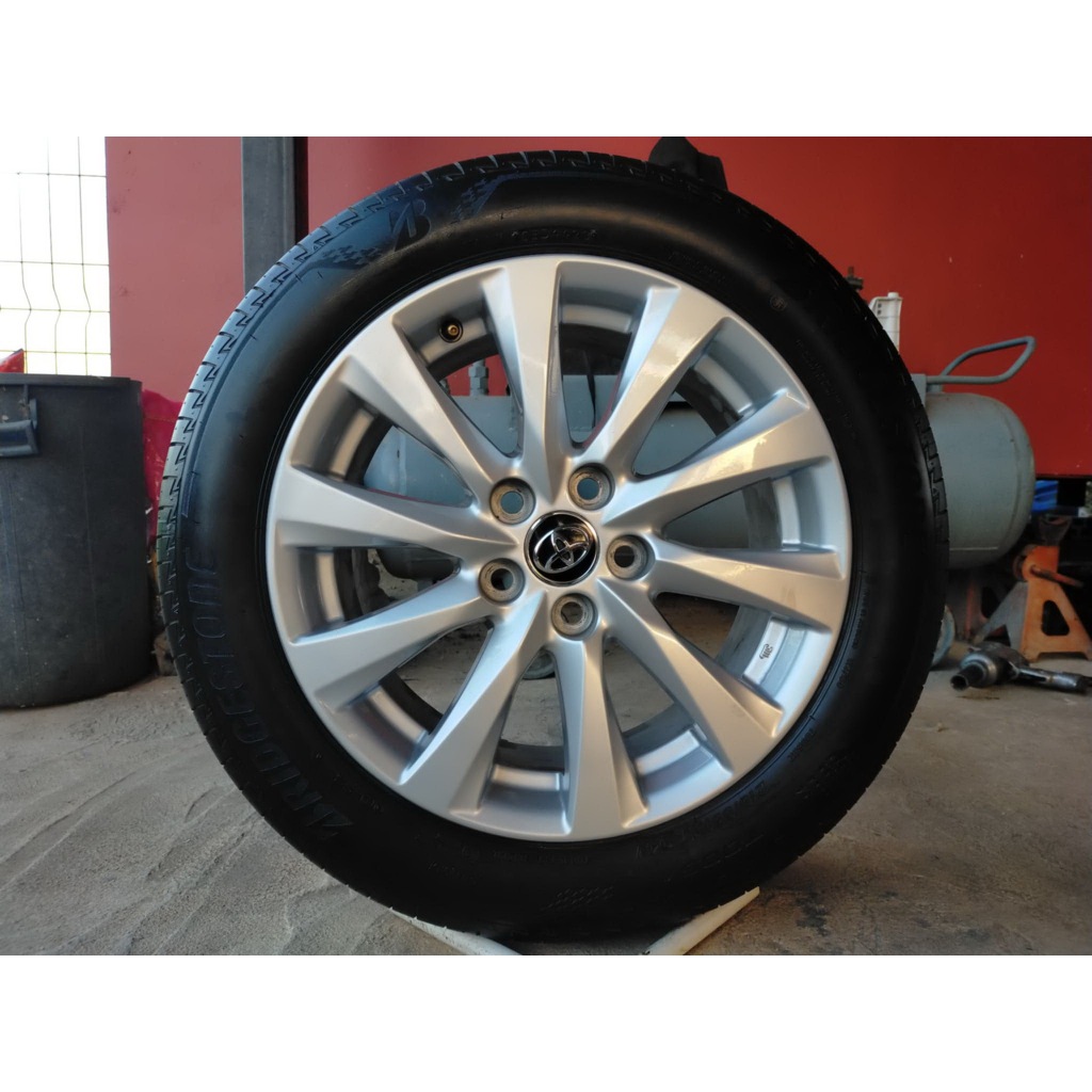 แม็กโตโยต้า ขอบ17 พร้อมยางบริสโตน 215 55 17 ปลายปี23 ตุ่มหน้ายางยังอยู่ทุกเส้น