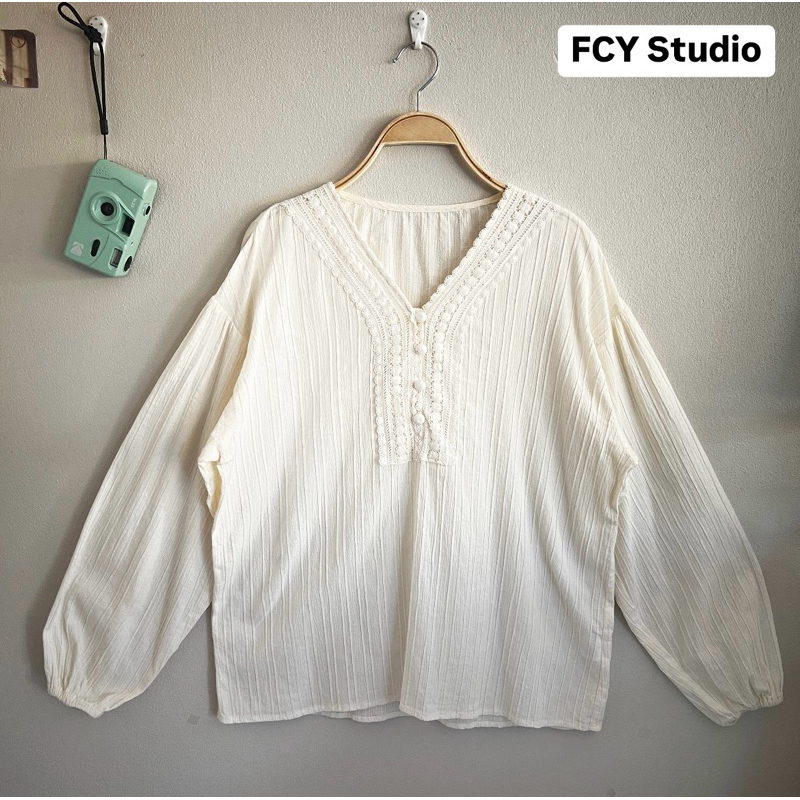 W120  🤍💛  " FCY STUDIO " เสื้อคอวี กระดุมครึ่งตัว  แขนยาวปลายแขนจั้มยางยืด ผ้าลายเปลือกไม้ แต่งงานถั