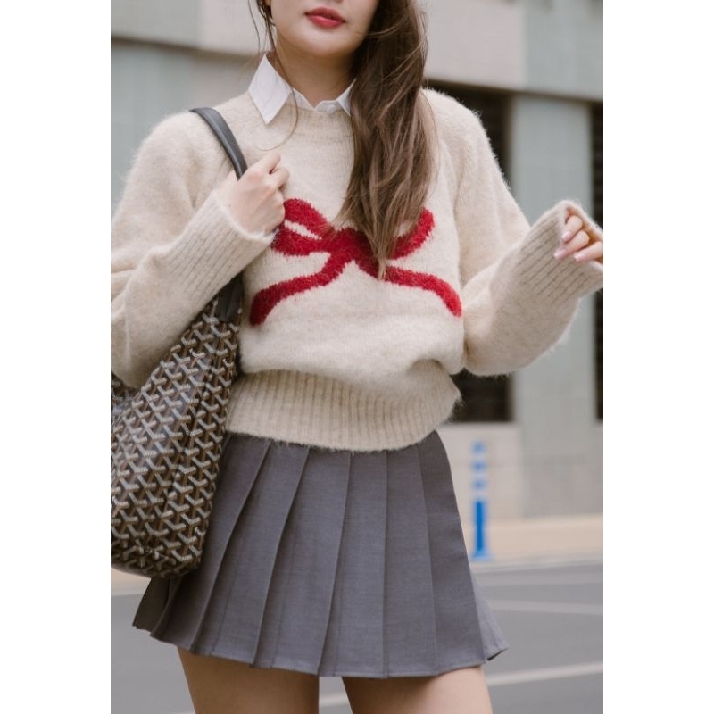 JELLY SWEATER สีกากี  ผ้านุ่มมาก แต่งลายโบว์ แพทเทินดีมากค่า ทรงหลวมๆ ไม่รัดตัวมากนะค้า